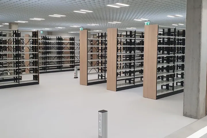 Scaffalature per biblioteche in un ambiente moderno