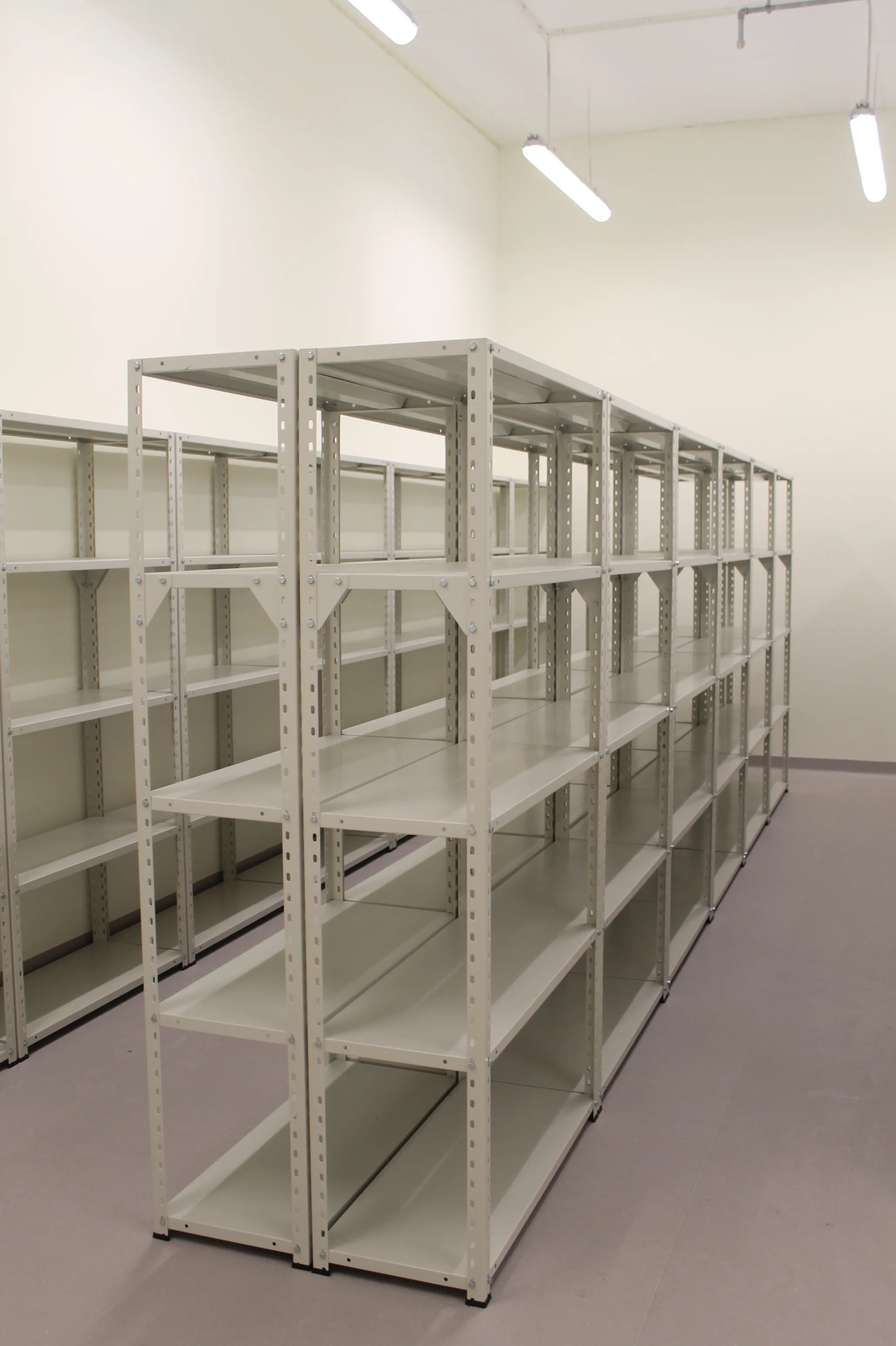 Scaffalature metalliche in un magazzino