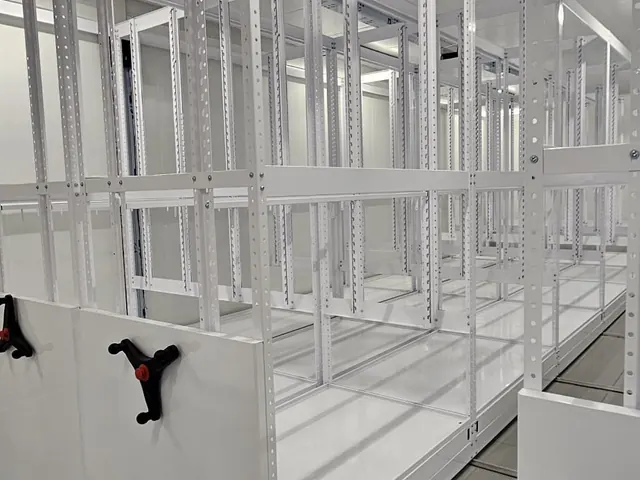 Corridoio tra scaffalature mobili su rotaia