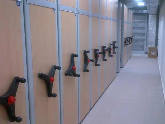 Scaffalature mobili con pannelli effetto legno