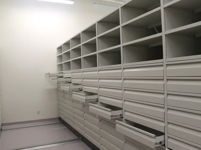 Scaffalature chiare per archivi con cassetti
