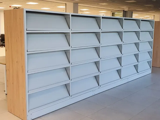 Scaffalature basse per biblioteche in un ambiente luminoso