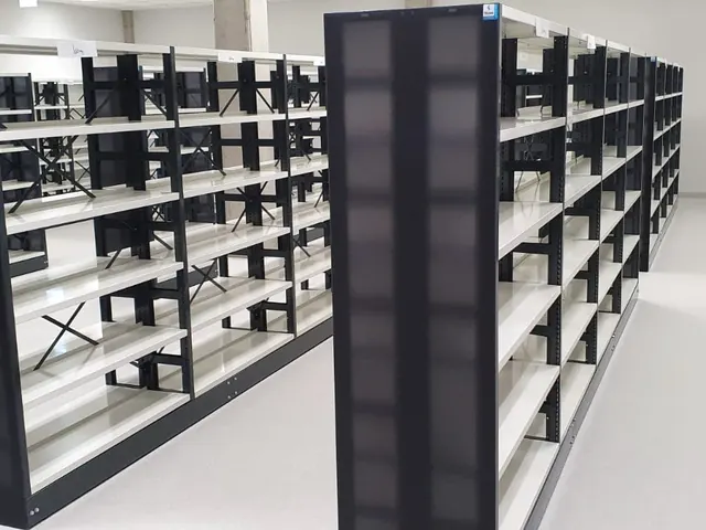 Scaffalature nere da magazzino disposte in file