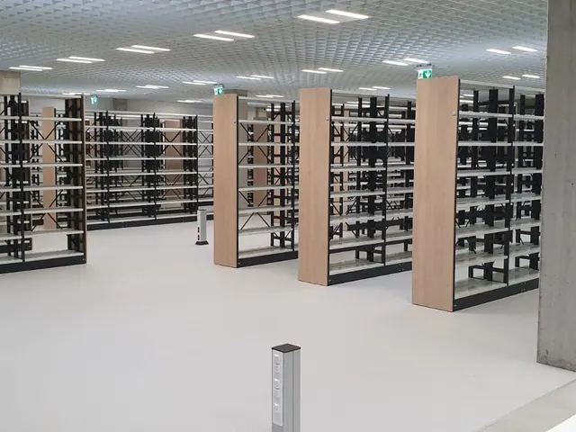 Spazio aperto con scaffalature da magazzino